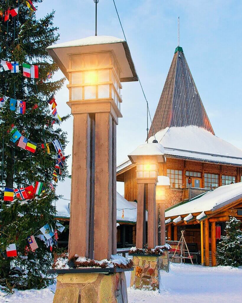 Capodanno con bambini, dove andare? Lapponiaincontrate Babbo Natale nel suo villaggio a Rovaniemi